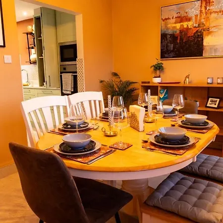 Sarahs Away From Luxury 公寓 *