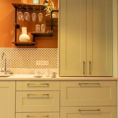 Sarahs Away From Luxury 恩尼斯